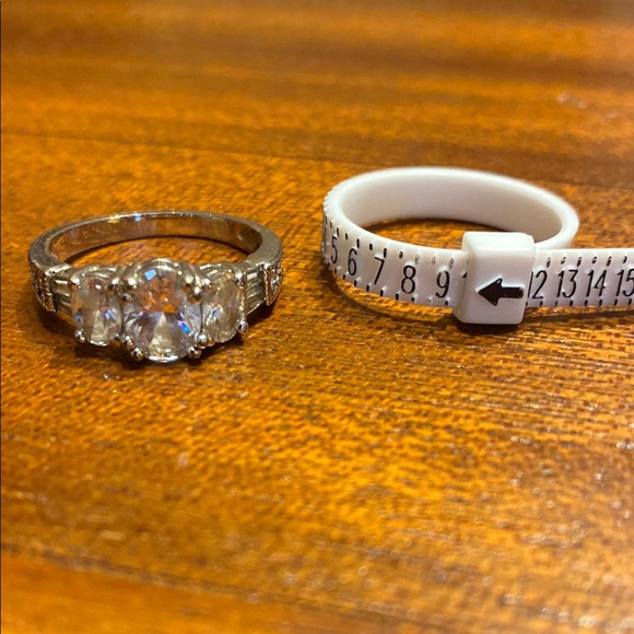 Elegant Avon Silver Tone Women's Ring with Clear Stones - Picture 6 of 6